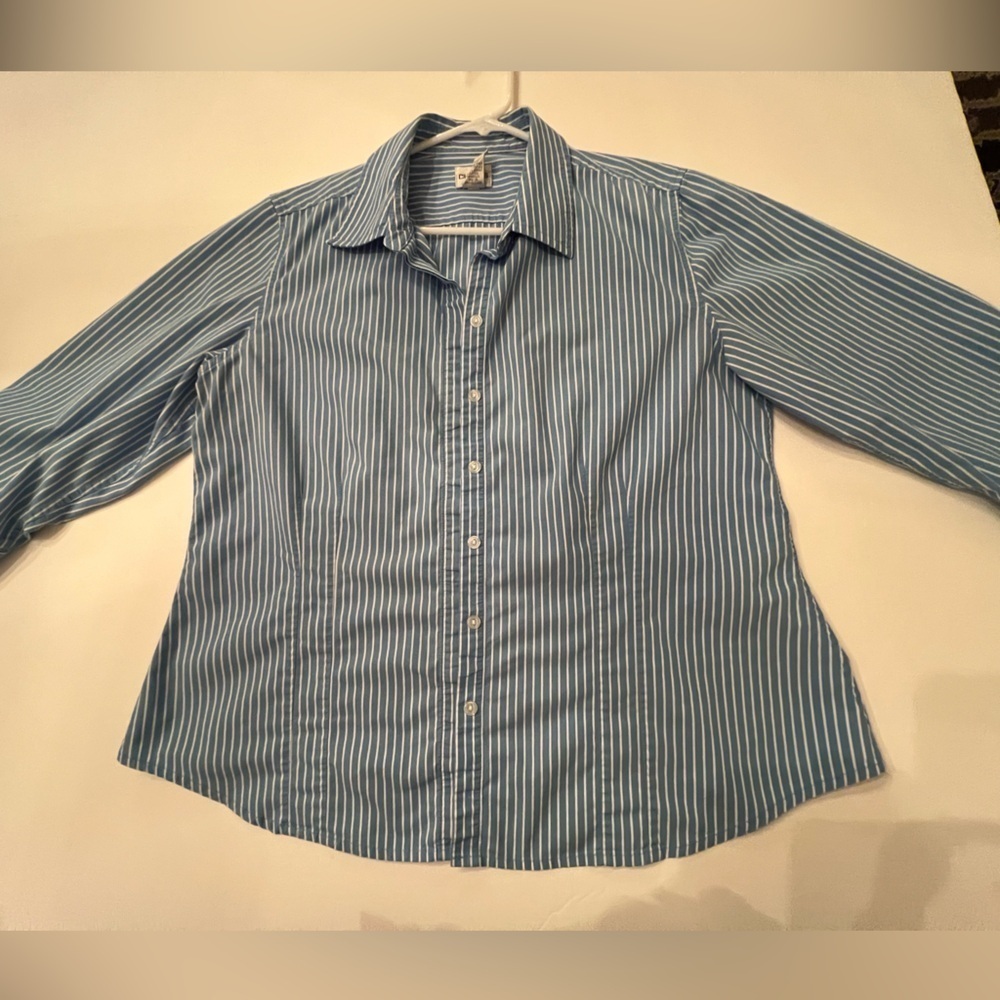 CHICO’S FITTED STRETCH 3/4 LENGTH SLEEVE BLOUSE. BLUE & WHITE. SIZE 2